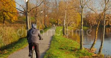 女人和男人一起在湖岸骑自行车。
